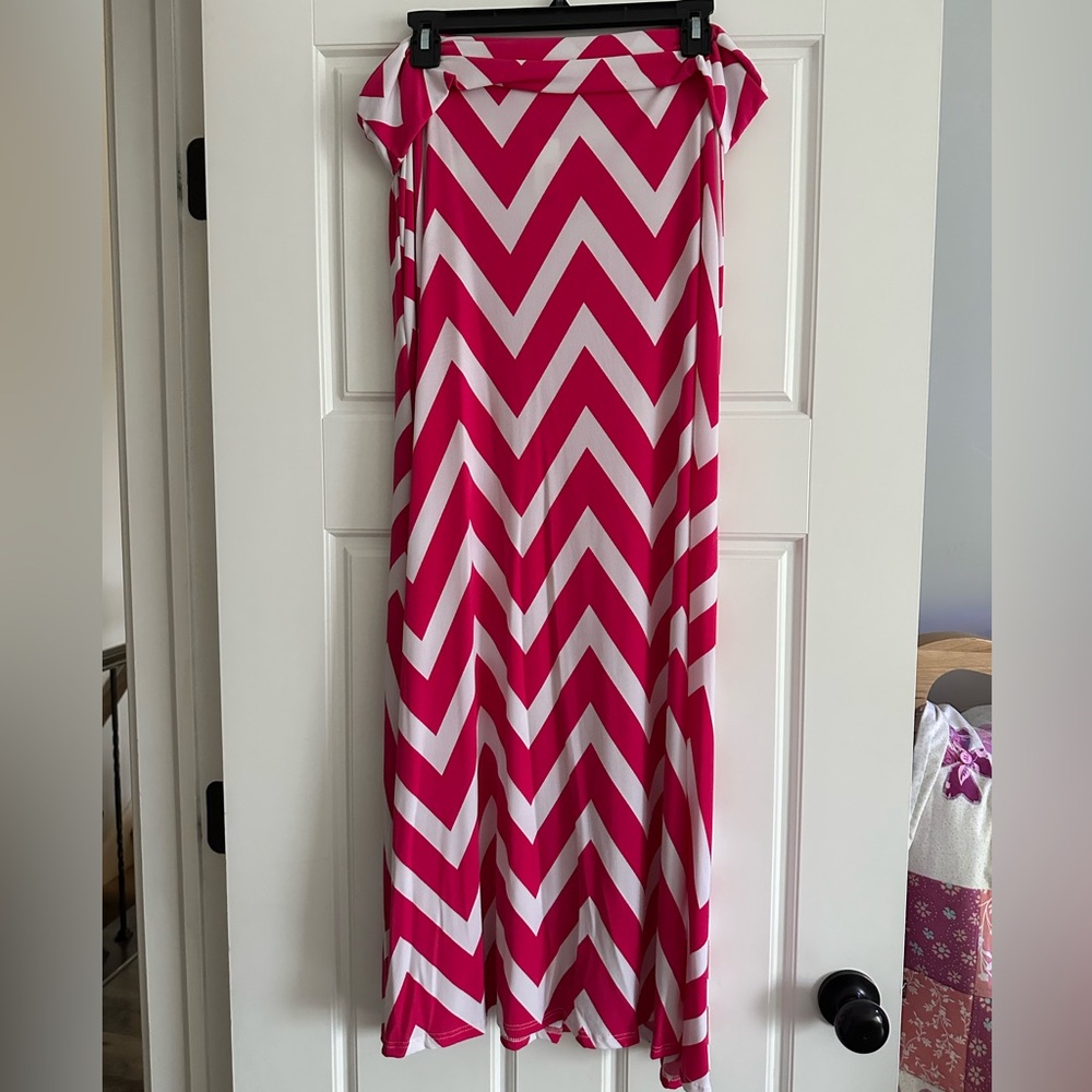 Women’s plus size 3X hot Pink and White Chevron Maxi skirt.